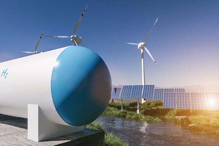 ein Wasserstofftank steht vor Windrädern und Photovoltaik-Paneelen