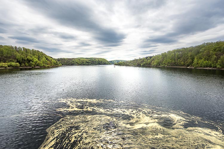 im oberen Staubecken der Rappbode Talsperre spiegelt sich der Himmel