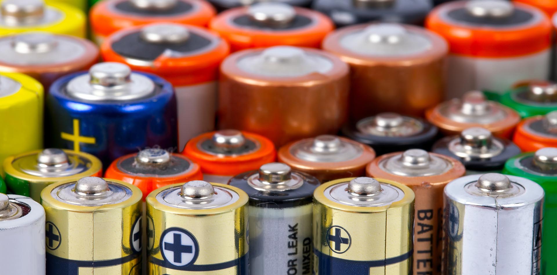 viele verschiedene Batterien sind zusammengestellt