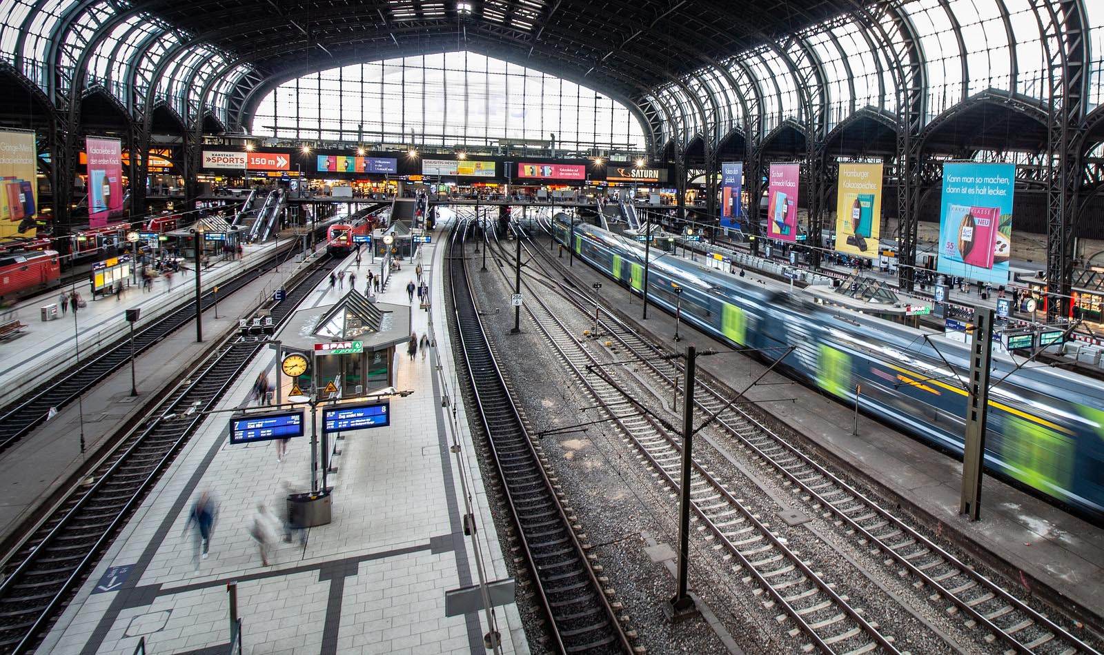 Blick in einen Bahnhof, Gleise, fahrende Züge