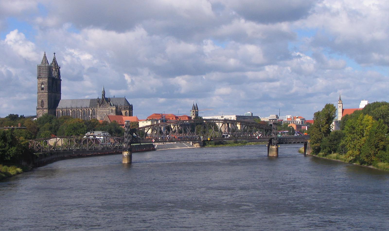 Blick über die Elbe auf Magdeburg mit Hubbrücke, Dom, Kloster  und Johanniskirsche