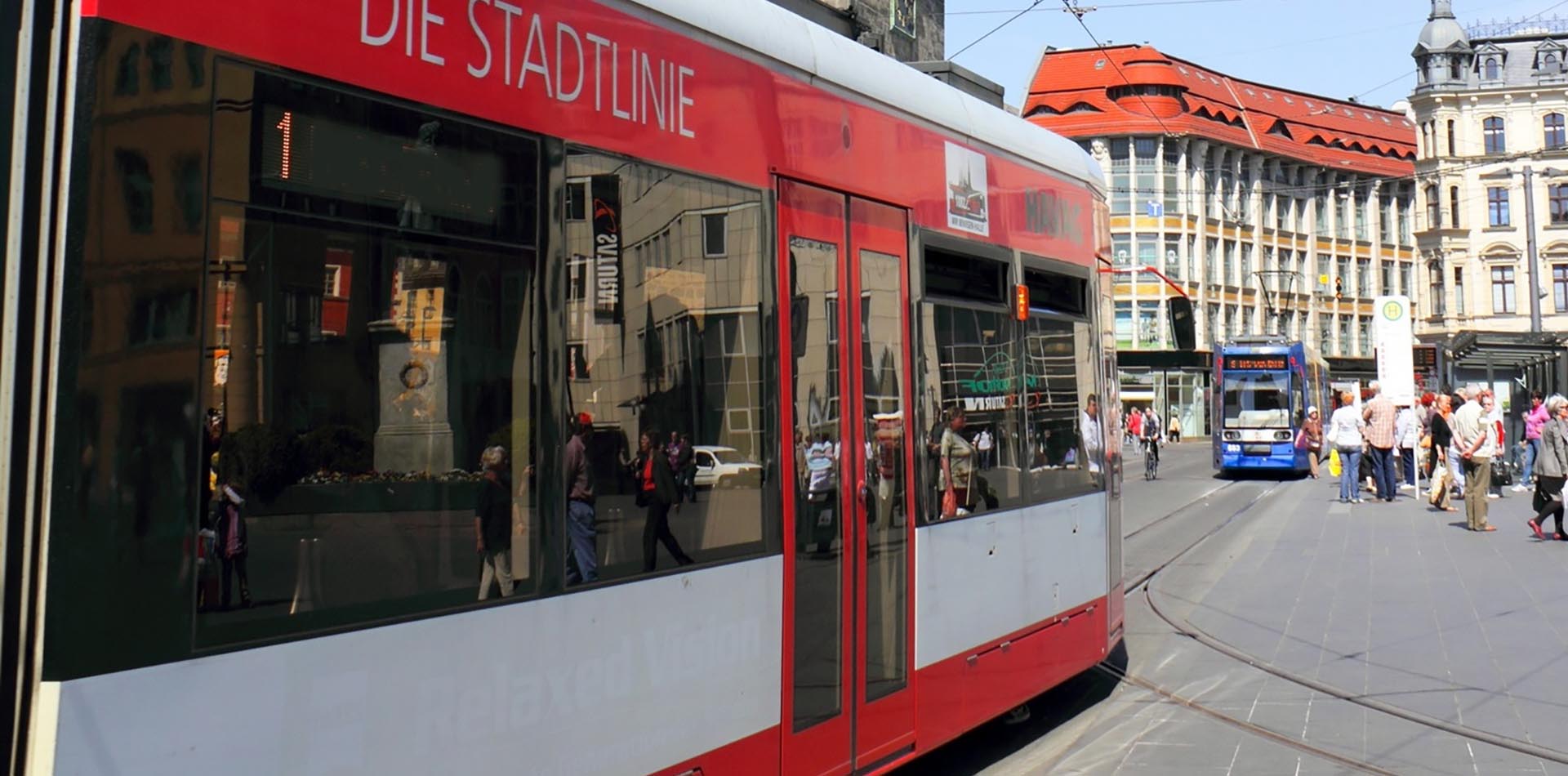 Straßenbahnen fahren duch eine engen Bereich einer Stadt