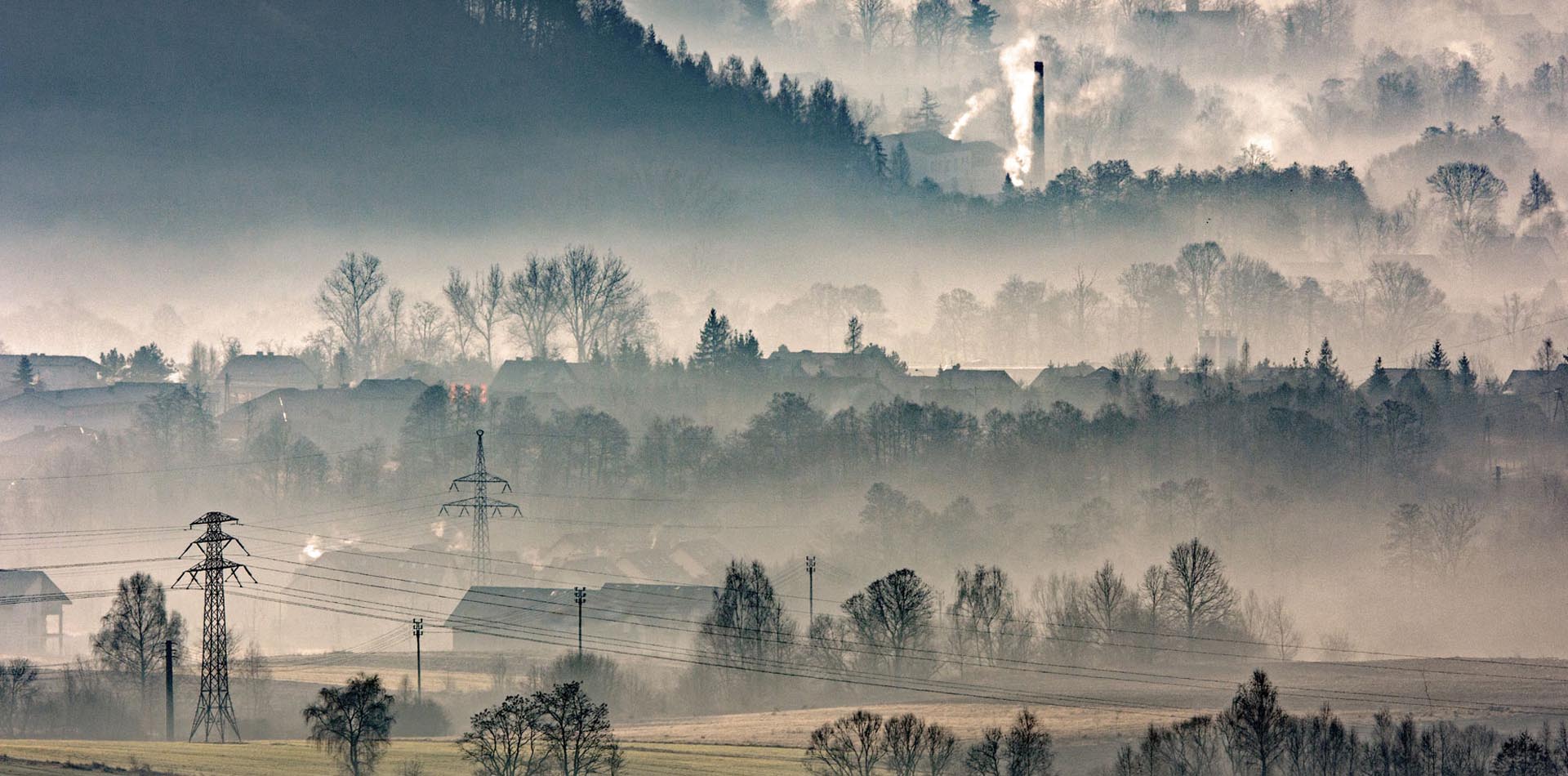 eine wellige graue Landschaft mit Smog