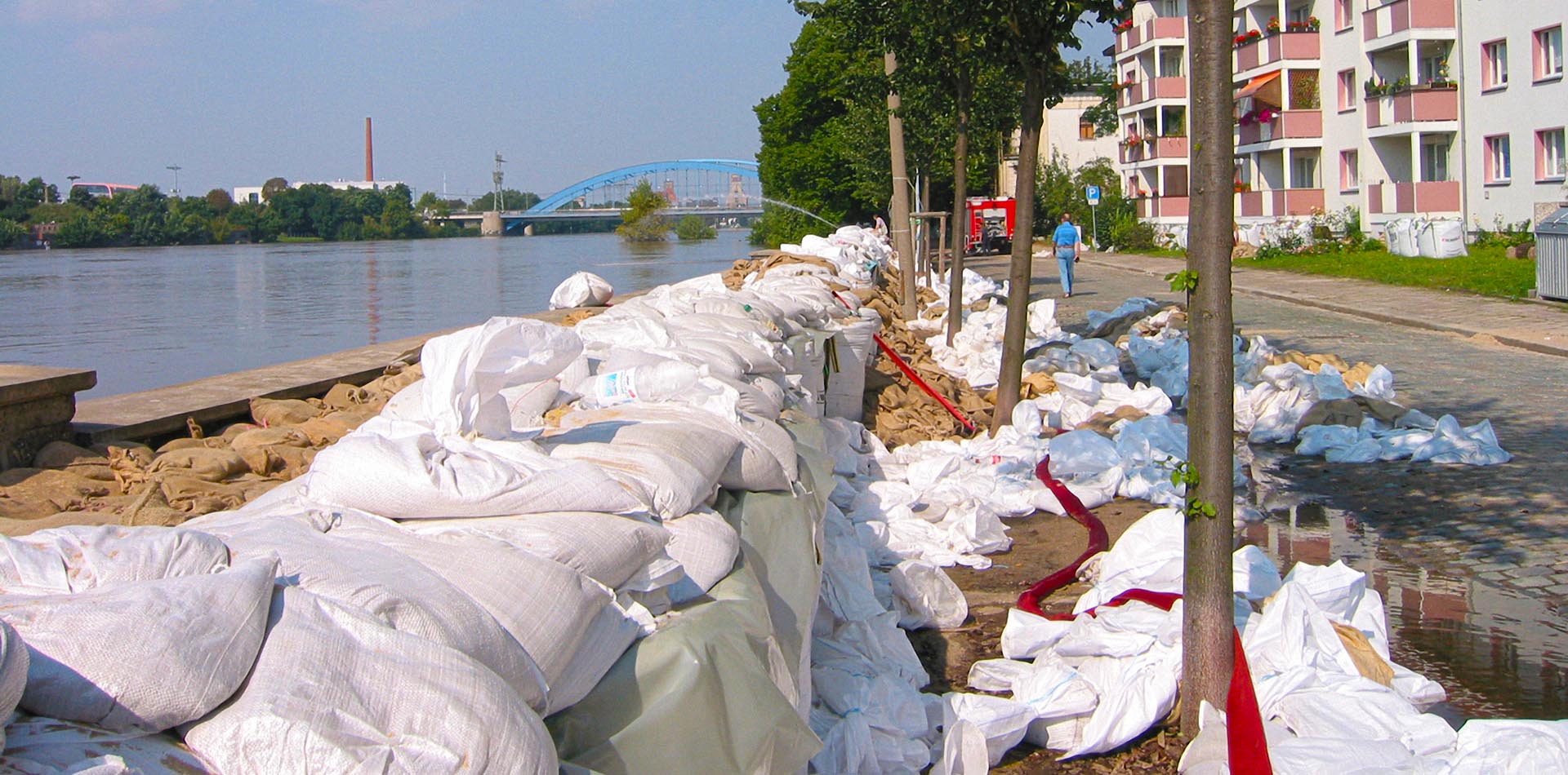 Sandsäcke sichern eine Straße in Magdeburg beim Elbehochwasser