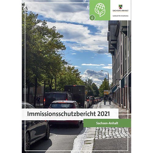Deckblatt eines Immissionsschutzberichts, auf einer Straße mit Gebäuden und Bäumen bremsen viele Fahrzeuge