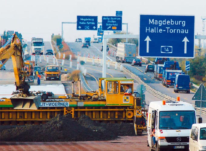 Bauarbeiten und Wegweiser auf einer Autobahn