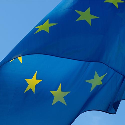 Flagge der Europäischen Union im Wind wehend