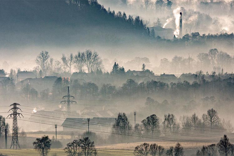 eine wellige graue Landschaft mit Smog